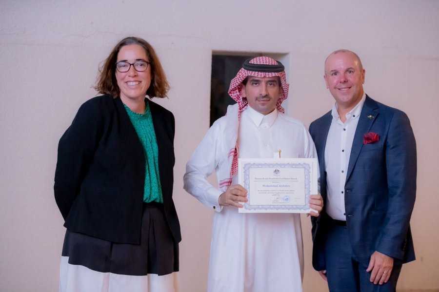 تهنئة الدكتور محمد بن دحمان الشهري بحصول سعادته على جائزة التميز في فئة البحث العلمي