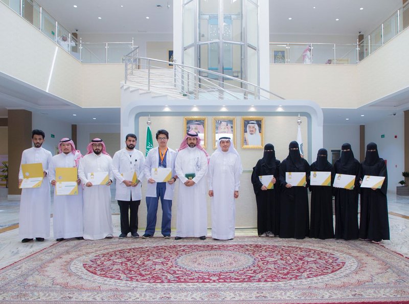 جامعة الطائف تكرّم طلاب الصيدلة الفائزين بالمركز الأول في مؤتمر "دوفات ٢٠١٨"