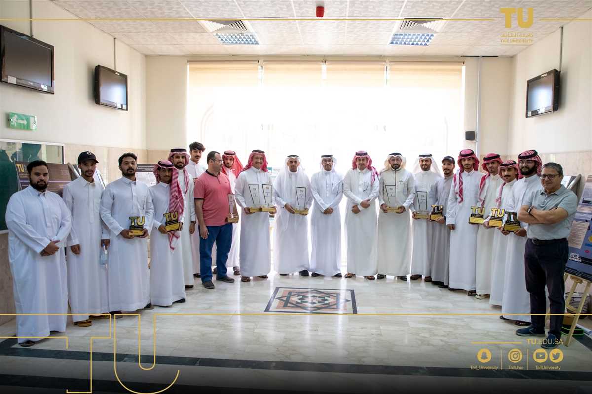 Honoring the winners of the graduation projects competition on the sidelines of the graduation projects exhibition at the Faculty of Computing and Information Technology