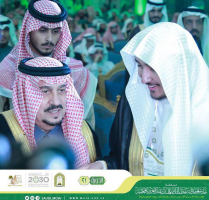 أمير منطقة الرياض يكرم أحد طلاب طب الطائف أحد الفائزين بجائزة الملك سلمان المحلية لحفظ القرآن