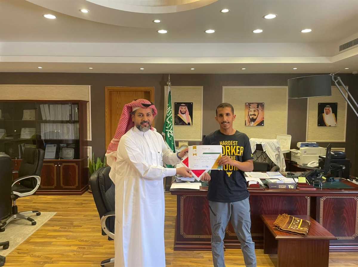 The Dean of the College of Pharmacy honors student Uday bin Abdul Rahman Al-Qurashi for winning advanced positions in the Khalidiya Cup and the Saudi Federation Cup